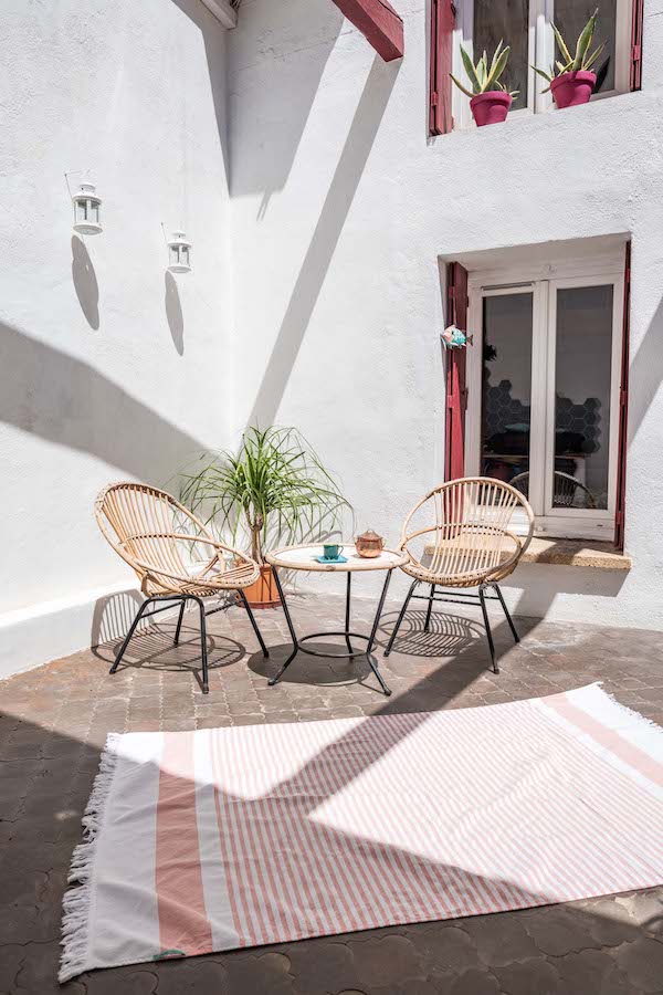 photographie immobilière d'une cour extérieure dans un appartement Haussmannien à Marseille pour location de biens air bnb ou abritel
